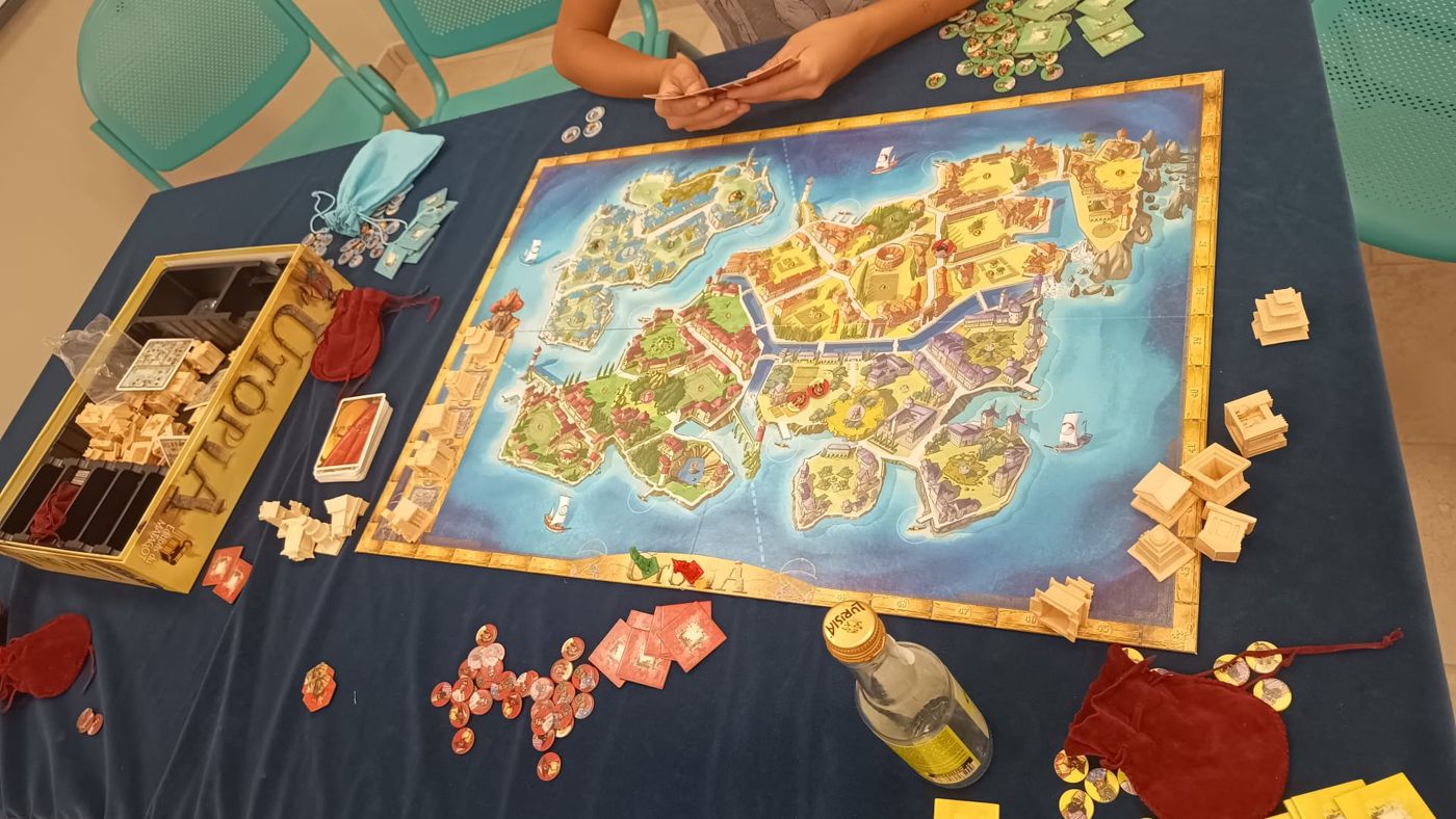 Tabellone a forma di isola con monete e legnetti