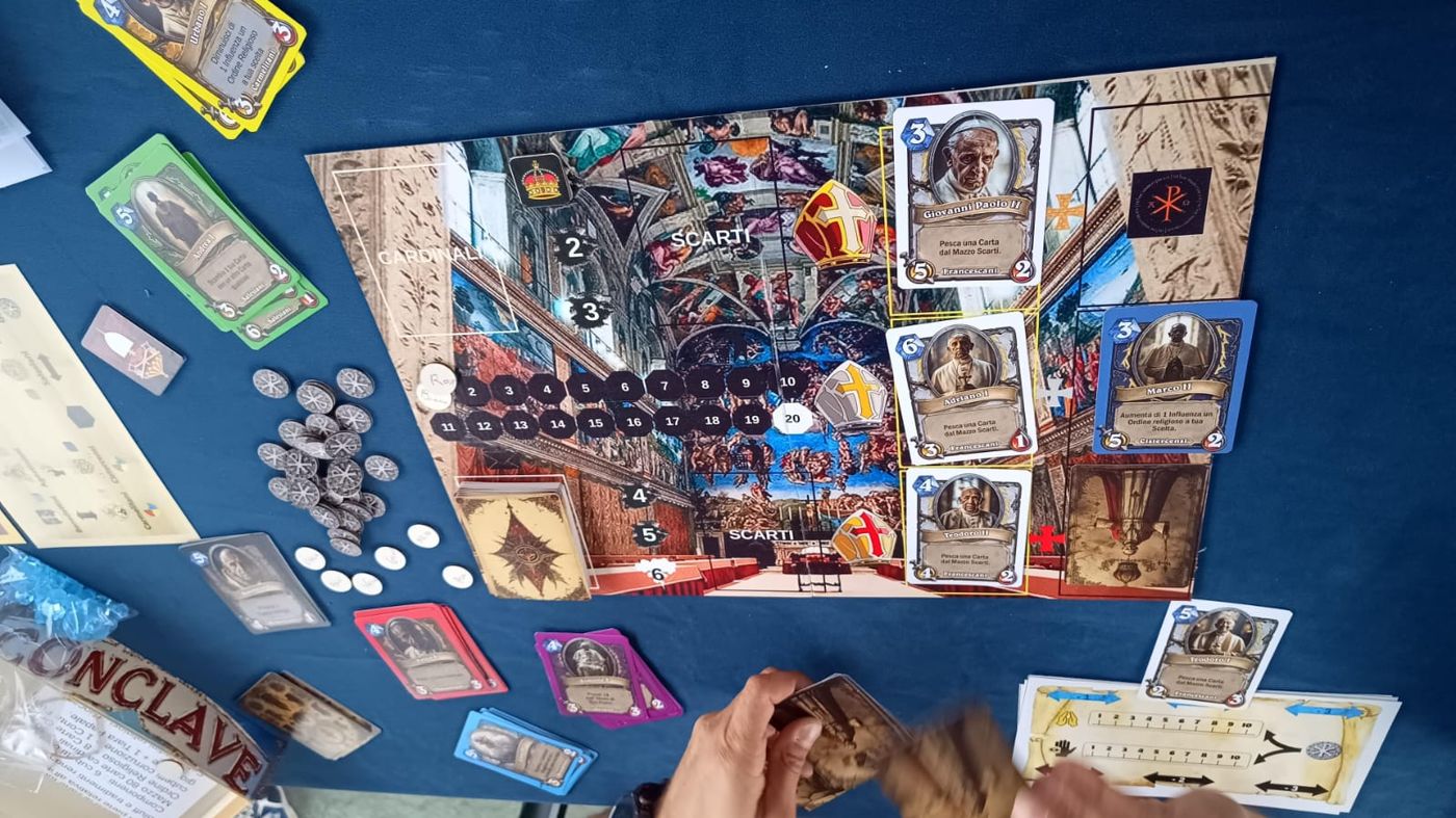 Carte e monete su un tavolo blu durante una partita